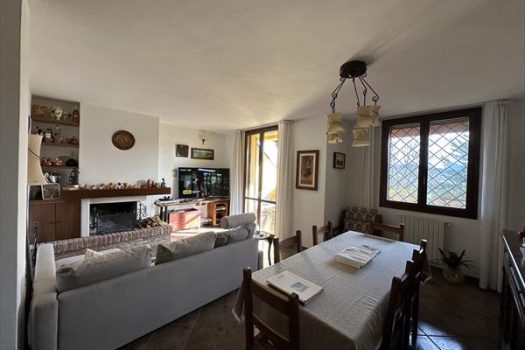 Villetta di testa con ampio giardino