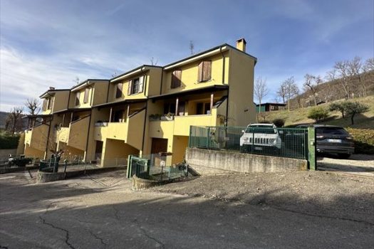 Villetta di testa con ampio giardino