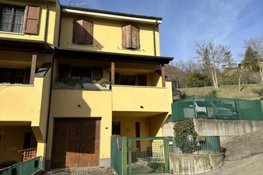 Villetta di testa con ampio giardino