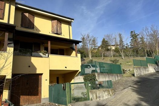 Villetta di testa con ampio giardino