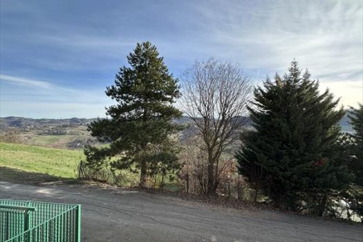 Villetta di testa con ampio giardino