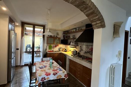 Villetta di testa con ampio giardino