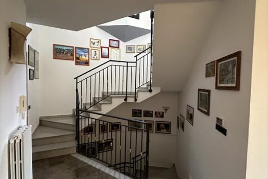 Villetta di testa con ampio giardino