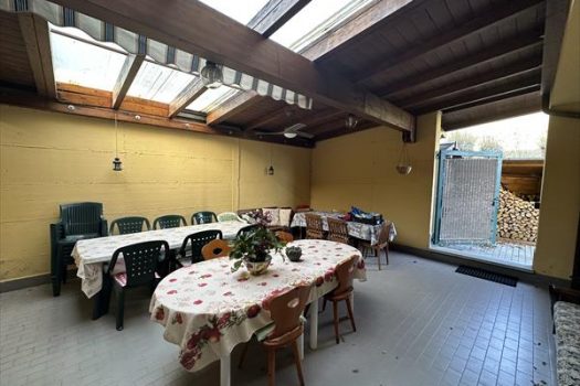 Villetta di testa con ampio giardino