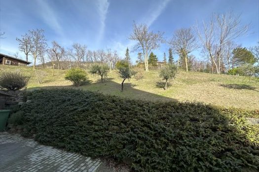 Villetta di testa con ampio giardino
