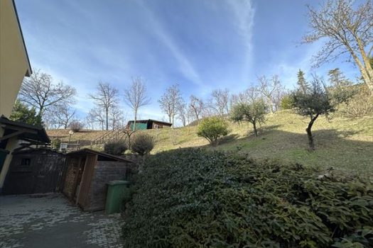 Villetta di testa con ampio giardino